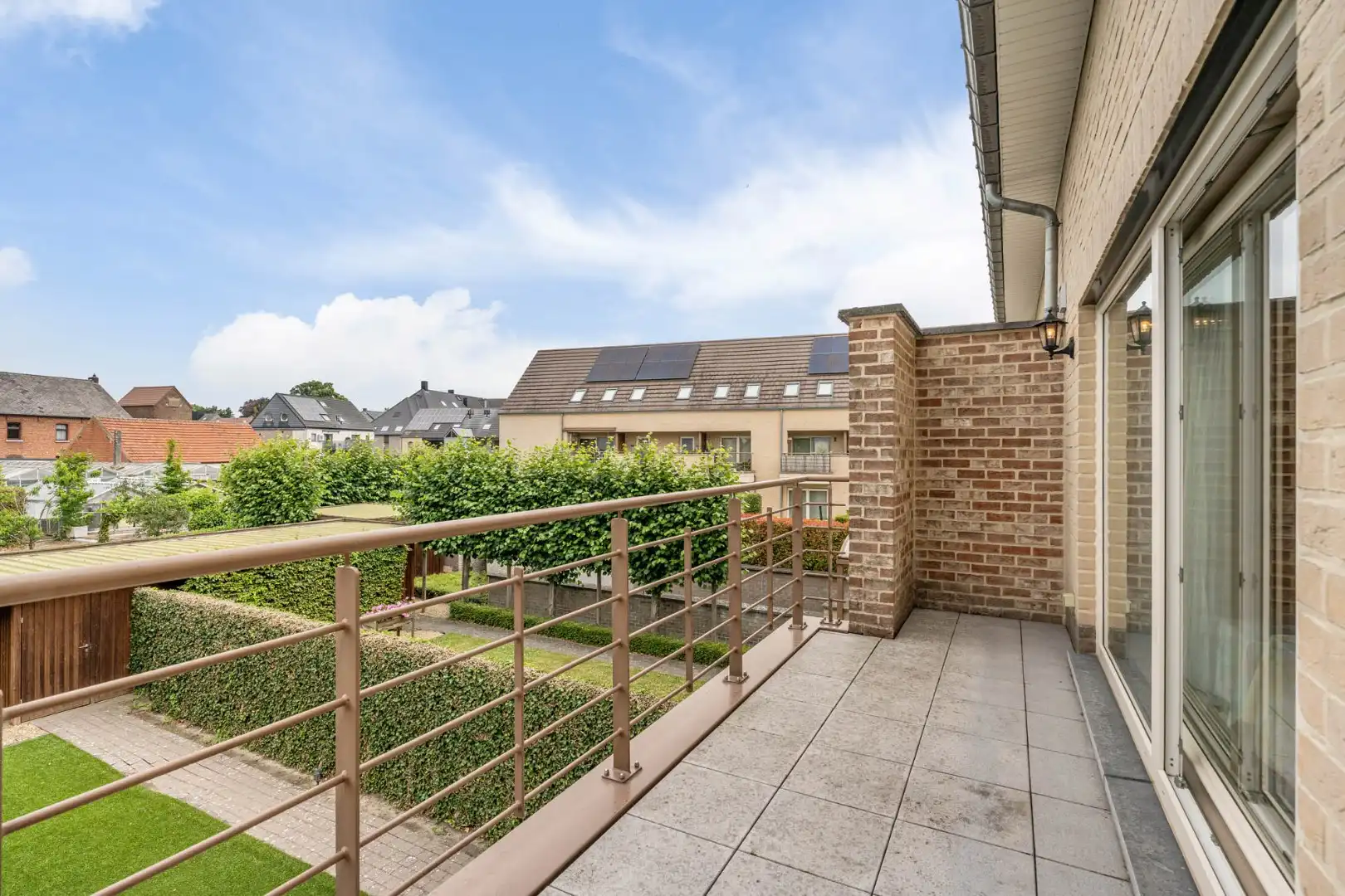 Stijlvol appartement voorzien van 2 slaapkamers, 2 terrassen en een autostandplaats op een rustige locatie in het centrum van Neeroeteren!  foto 19
