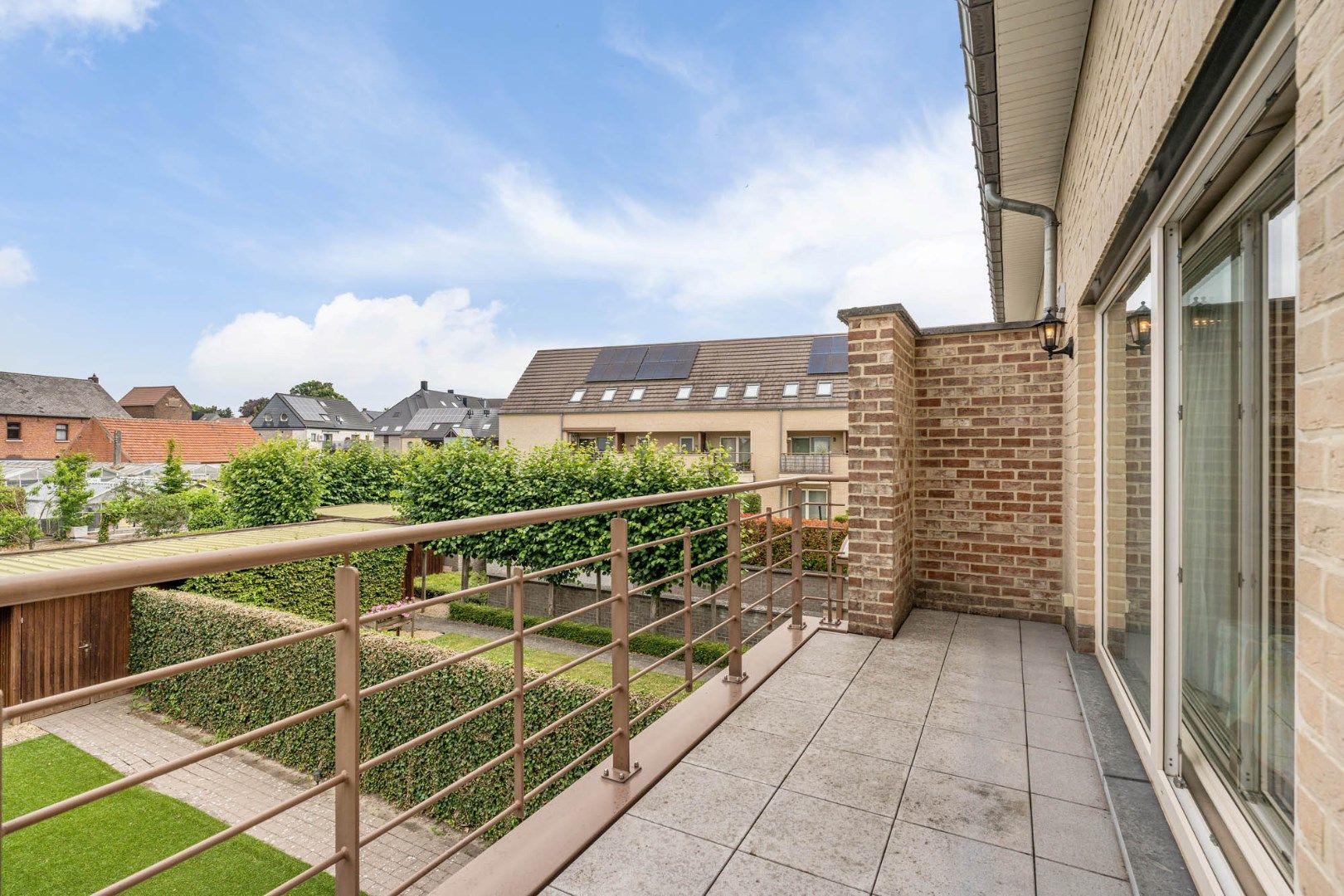 Stijlvol appartement voorzien van 2 slaapkamers, 2 terrassen en een autostandplaats op een rustige locatie in het centrum van Neeroeteren!  foto 19