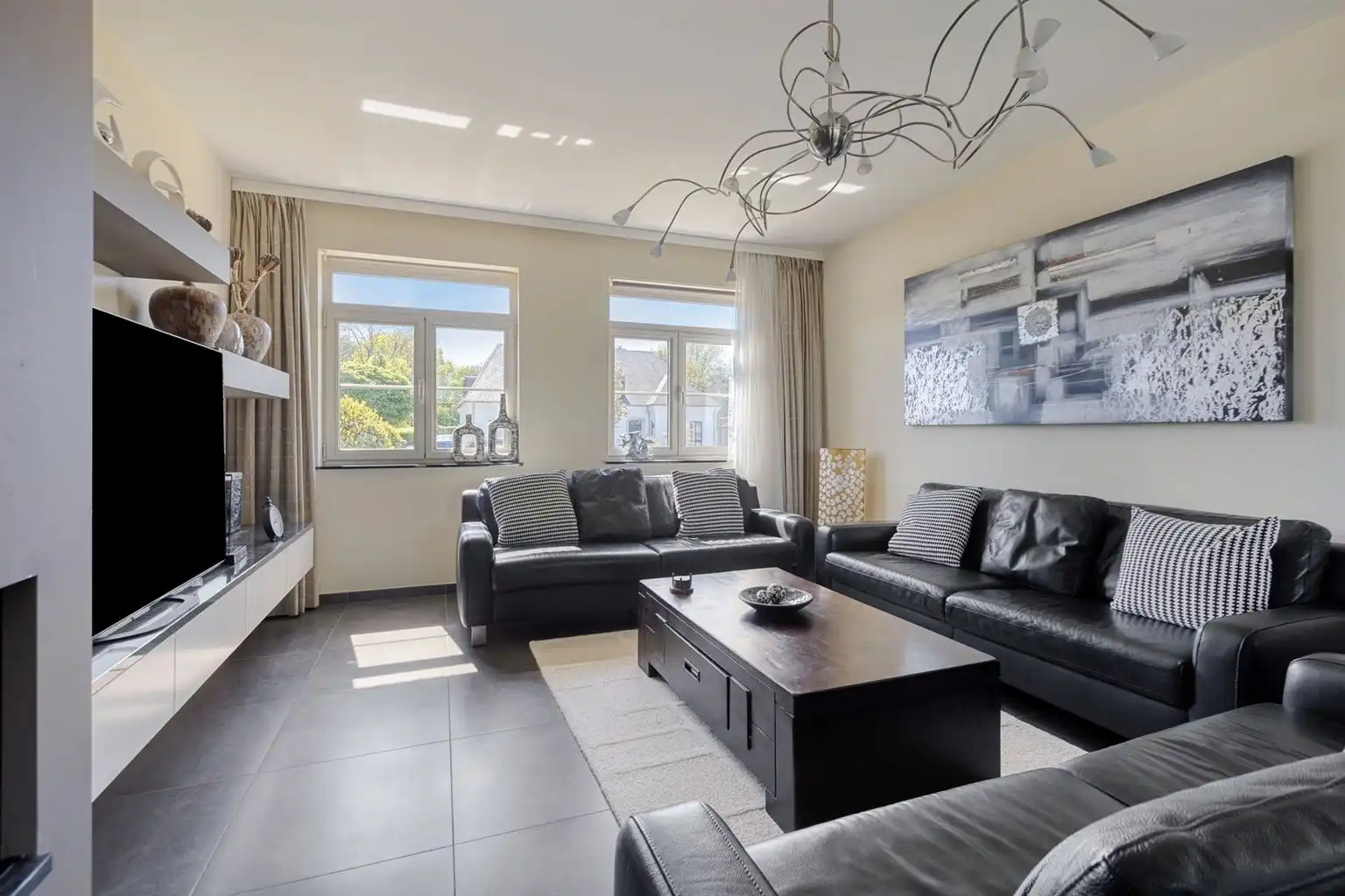 Prachtige vrijstaande villa met 5 (+3) slaapkamers, garage en omheinde tuin, ideaal gelegen op een boogscheut van het centrum van Maaseik.  foto 4