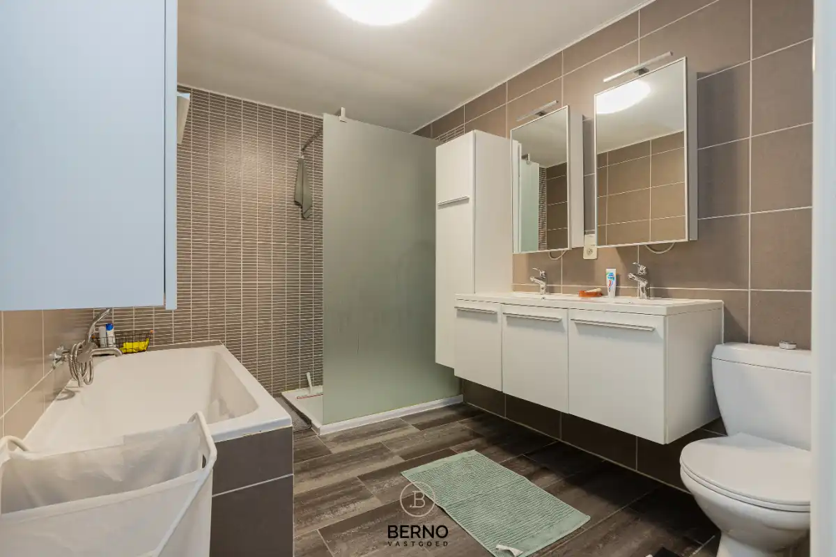 Gerenoveerde woning met garage op toplocatie foto 8