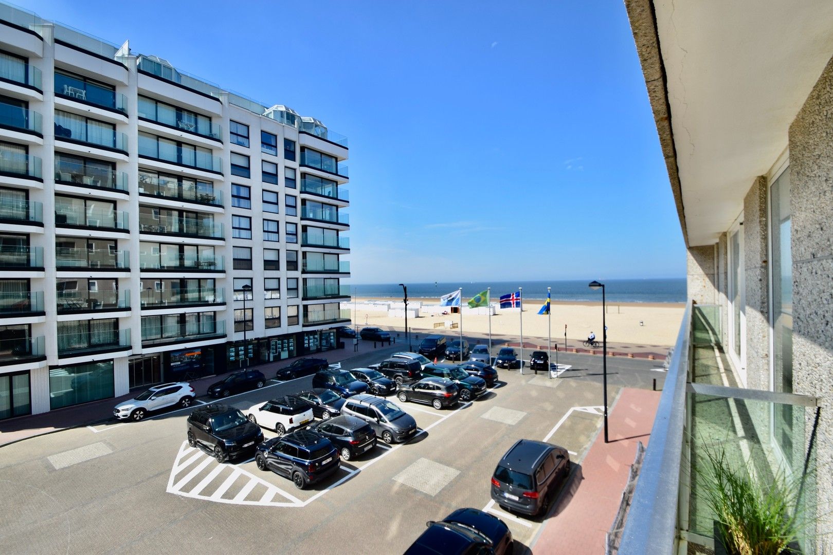 Gerenoveerd appartement genietend van lateraal zeezicht gelegen hartje Het Zoute foto 4