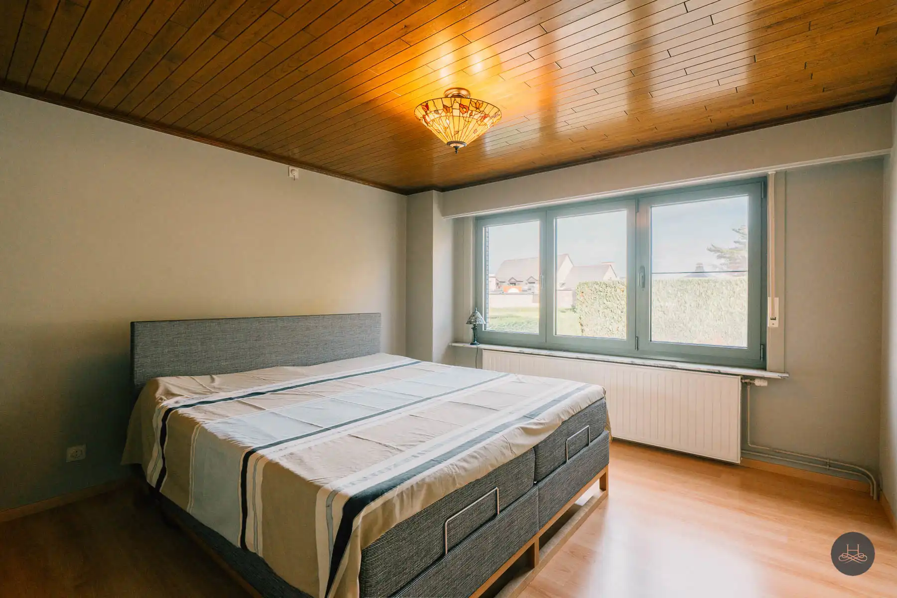 Charmante open bebouwing met grote garage en groene tuin foto 26