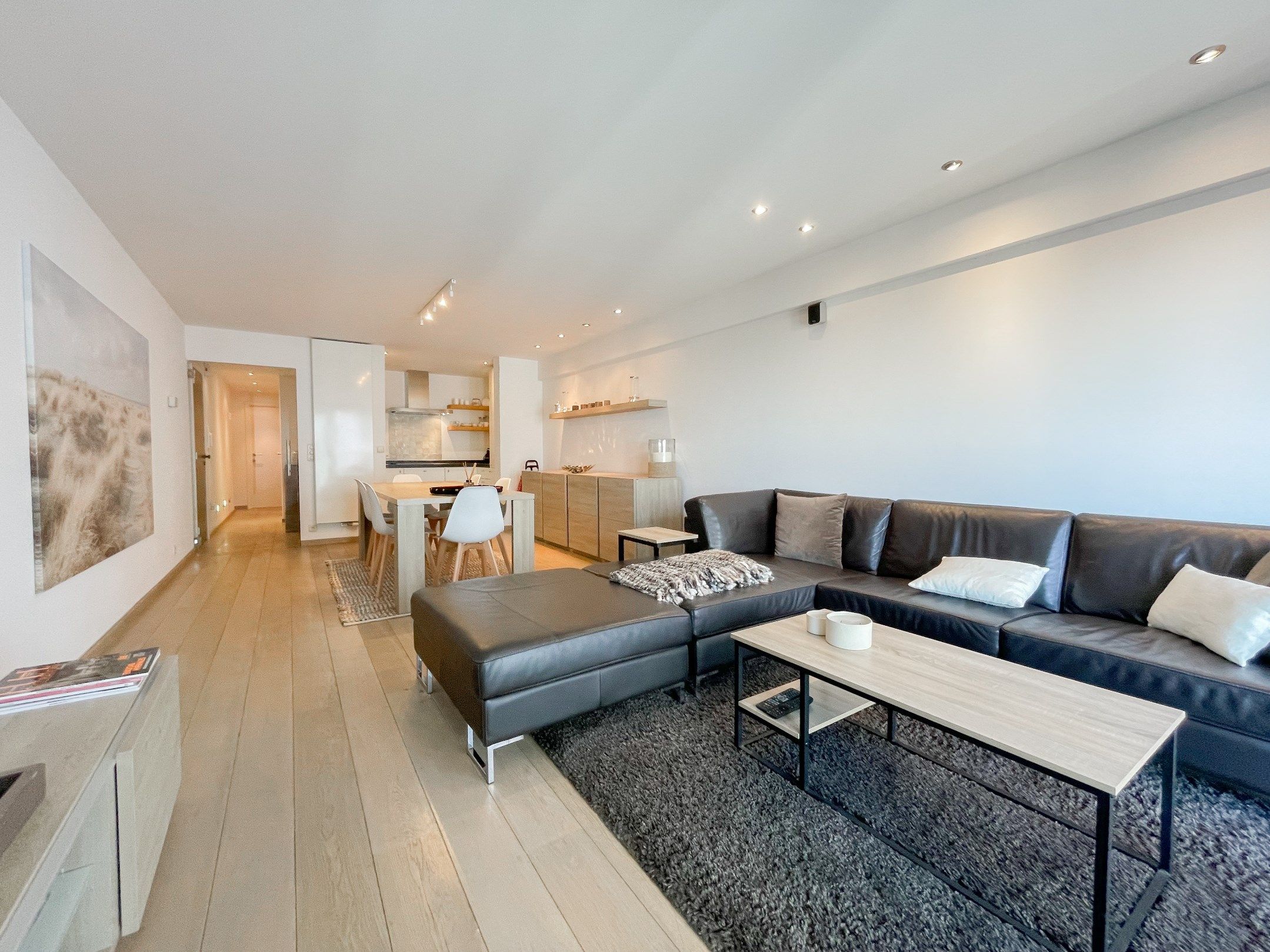 Drie slaapkamer appartement met een open zicht gelegen nabij het Driehoeksplein.  foto 2