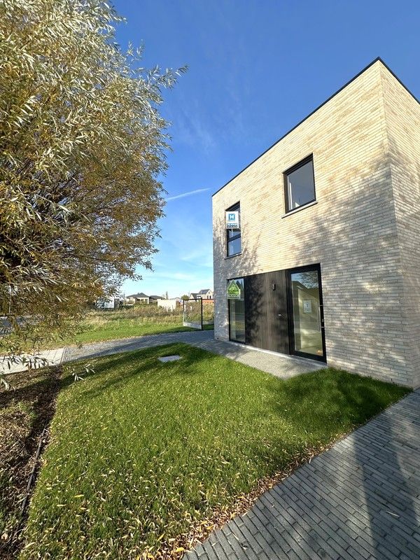 Volledig afgewerkte halfopen nieuwbouwwoning foto 2