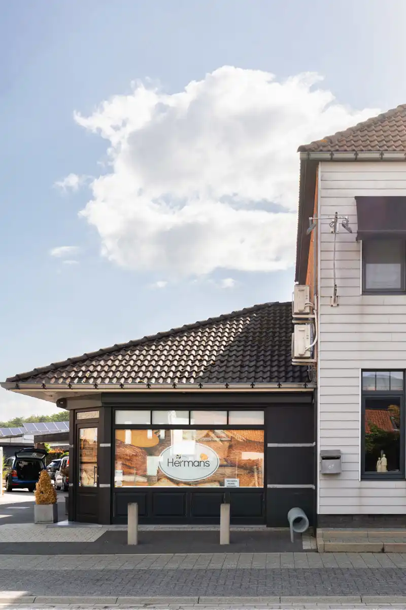 Veelzijdig handelspand met ruime woning op toplocatie foto 2