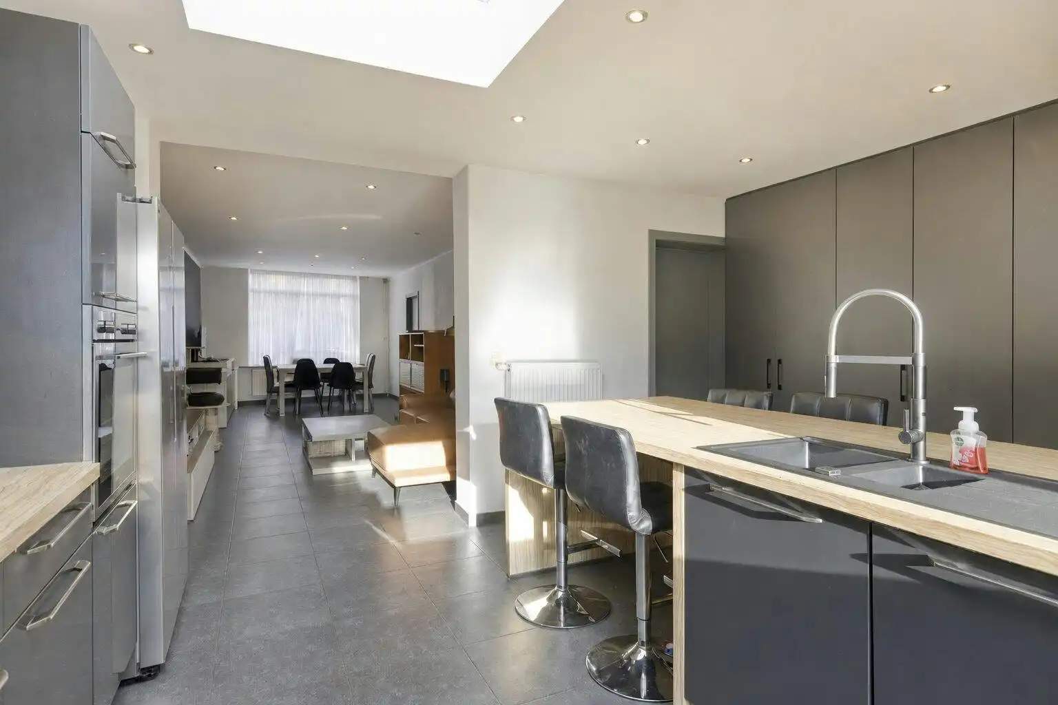Ruime woning met 5 slaapkamers te koop in Zeebrugge. foto {{pictureIndex}}