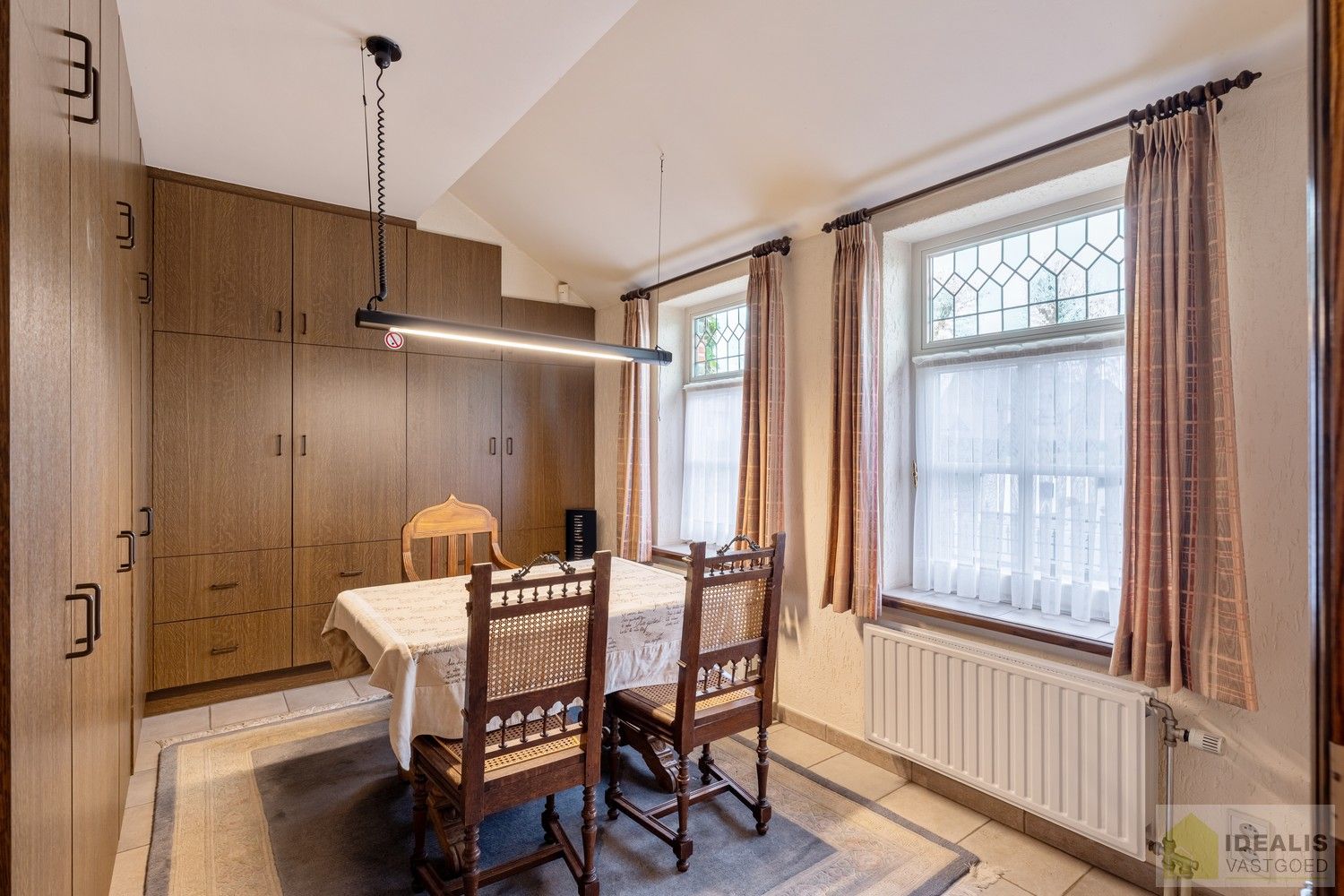 RUIME, INSTAPKLARE EN ENERGETISCH AANGEPASTE WONING VOORZIEN VAN 15 ZONNEPANELEN EN ZONNEBOILER. RIANTE WOONKAMER, KNAPPE KEUKEN, APART BUREEL, APARTE HOBBYRUIMTE, FIJNE WASPLAATS, 4 SLAAPKAMERS, 2 BADKAMERS EN INPANDIGE GARAGE! foto 11