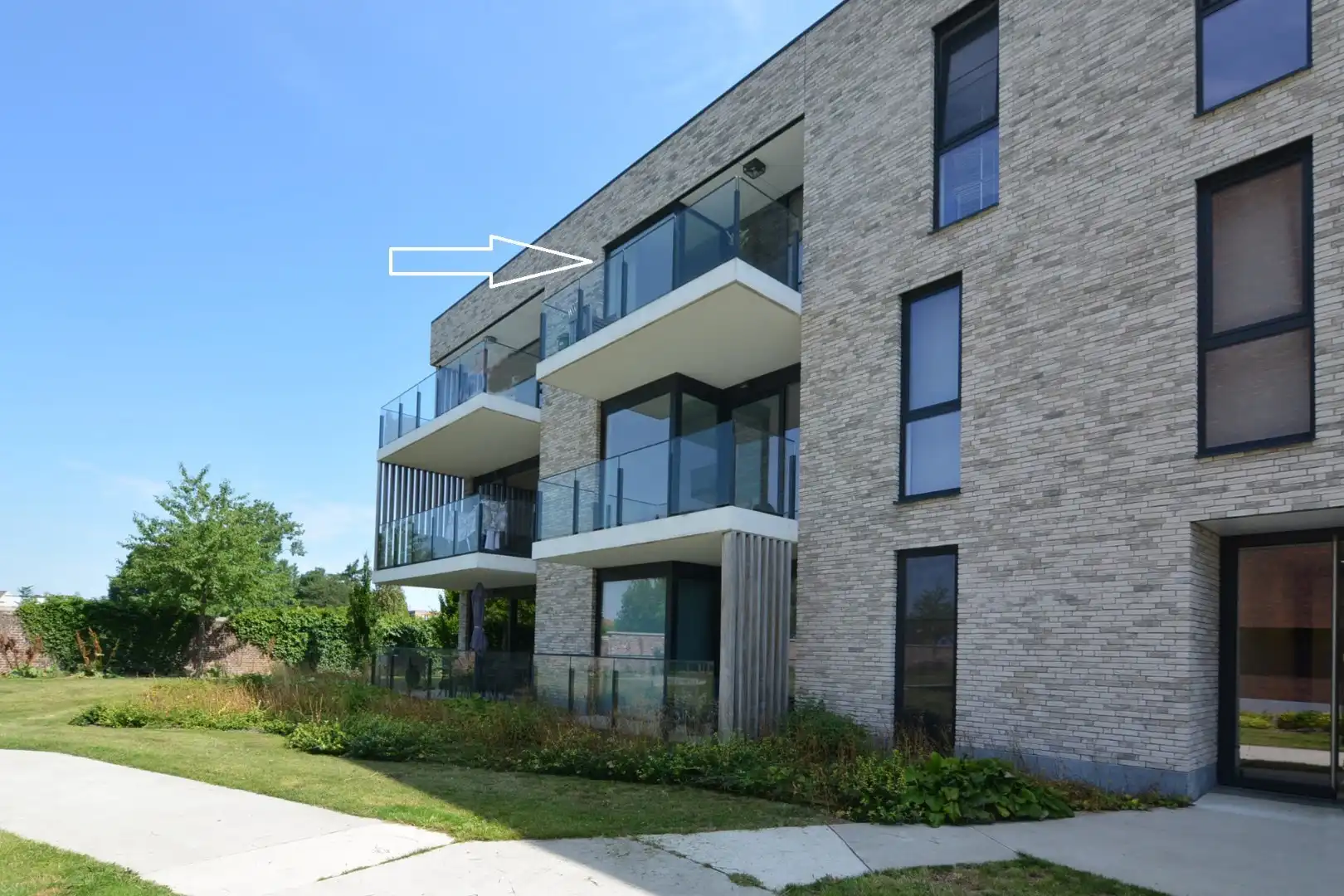 Modern, energiezuinig appartement met 2 slpks, terras, autostaanplaats en kelderberging. foto {{pictureIndex}}