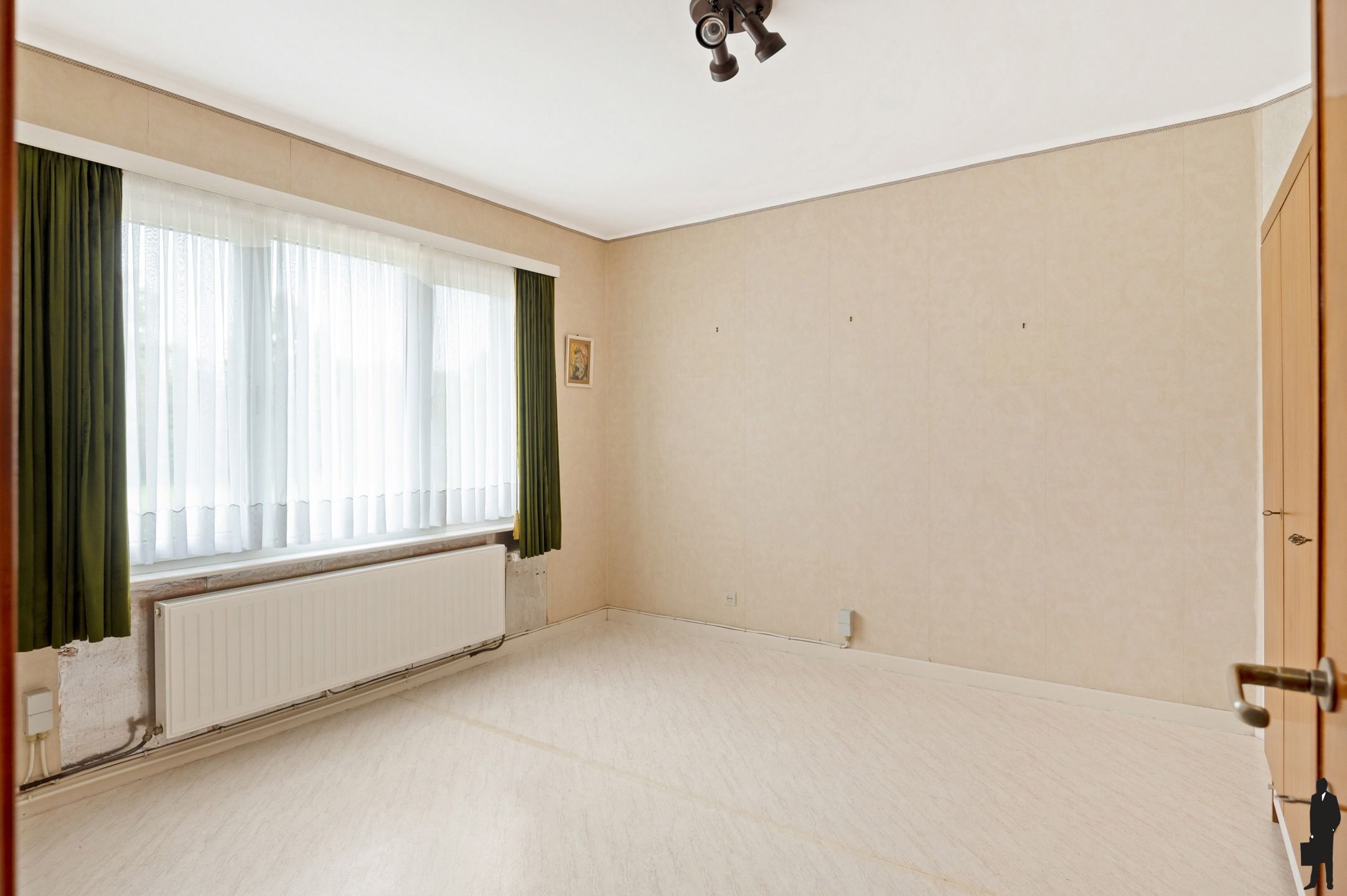 Welgelegen te renoveren woning (mglk 3 slpks) + perceel bouwgrond foto 13