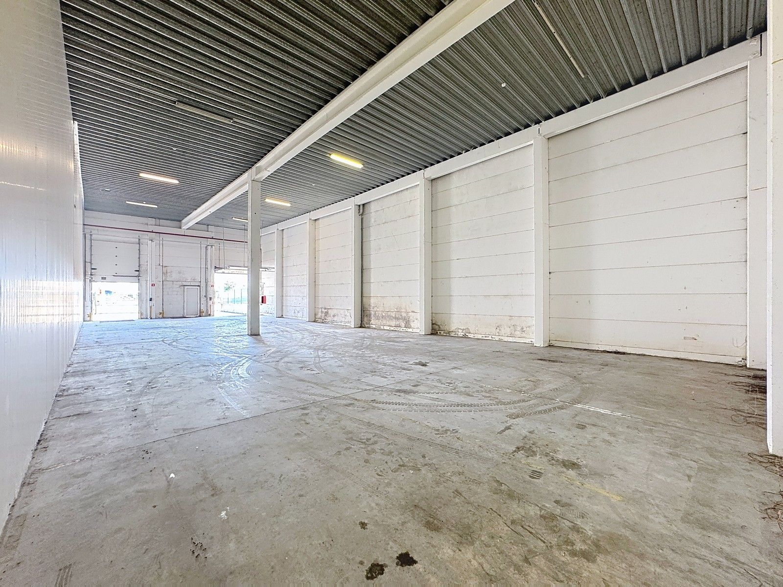 Instapklare OPSLAGRUIMTE (380m²) met verharde koer te huur op industriezone te Veurne! foto 3
