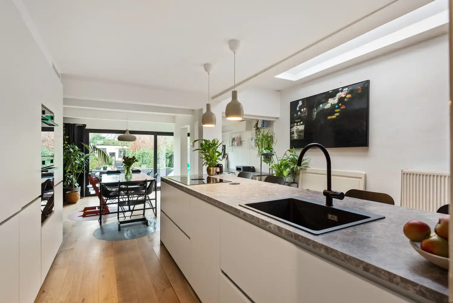 Charmant, gerenoveerd huis met 4 slaapkamers, 2 badkamers en gezellige tuin in Wijnegem! foto {{pictureIndex}}