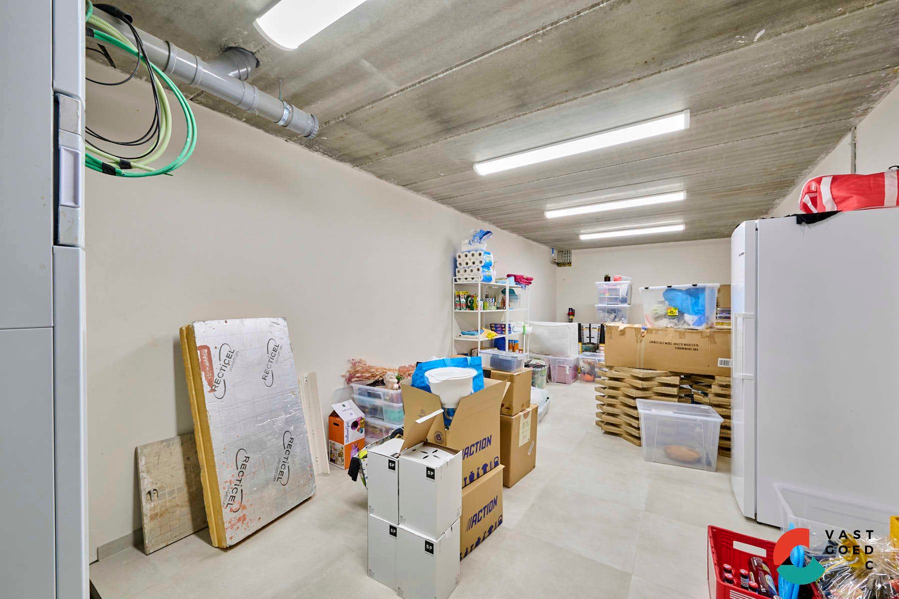 Moderne villa met zwembad op een knap perceel van 16 are. foto 20