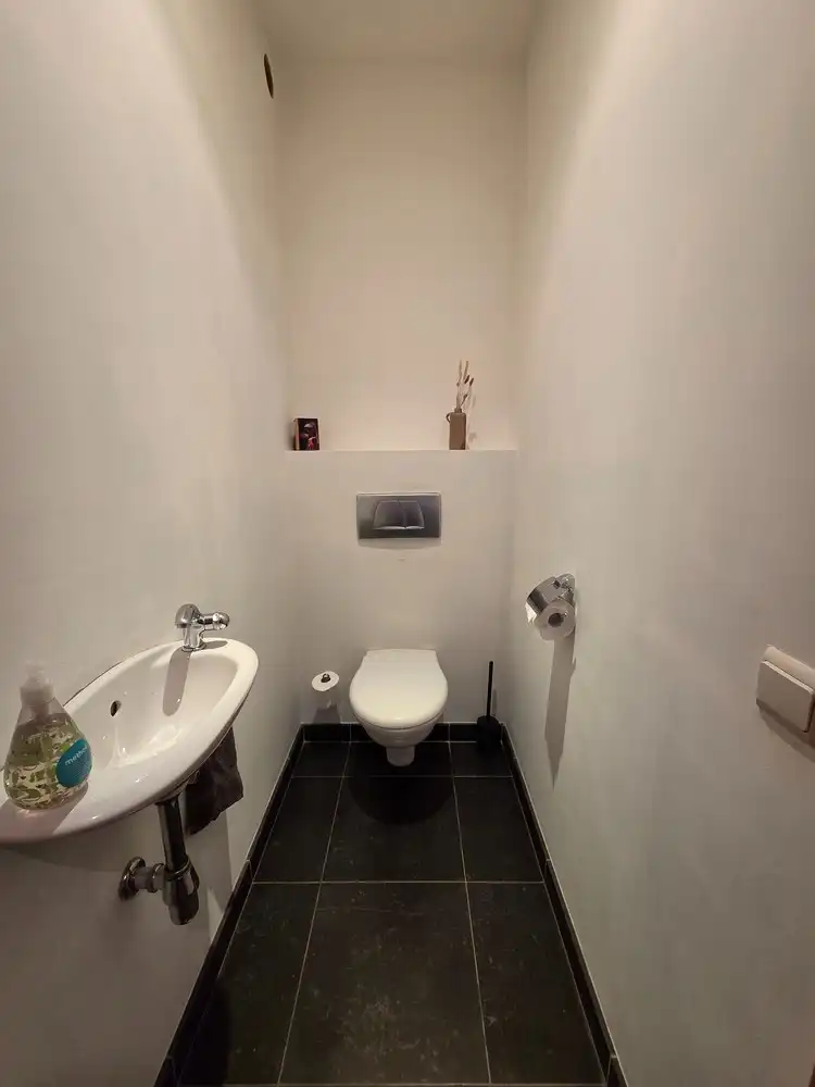 Zeer ruime gezinswoning, 4 slaapkamers, volledig onderkelderd met dubbele garage als bijgebouw foto 19