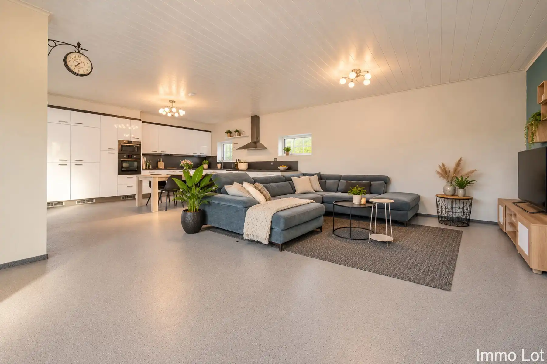 Woning met groot magazijn, dubbele garage en apart bureau foto 3