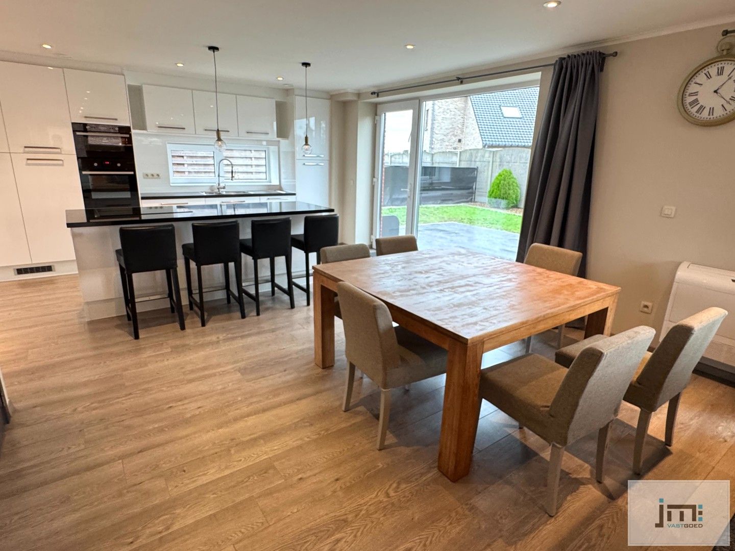 Ruime moderne woning met grote kelder foto 3