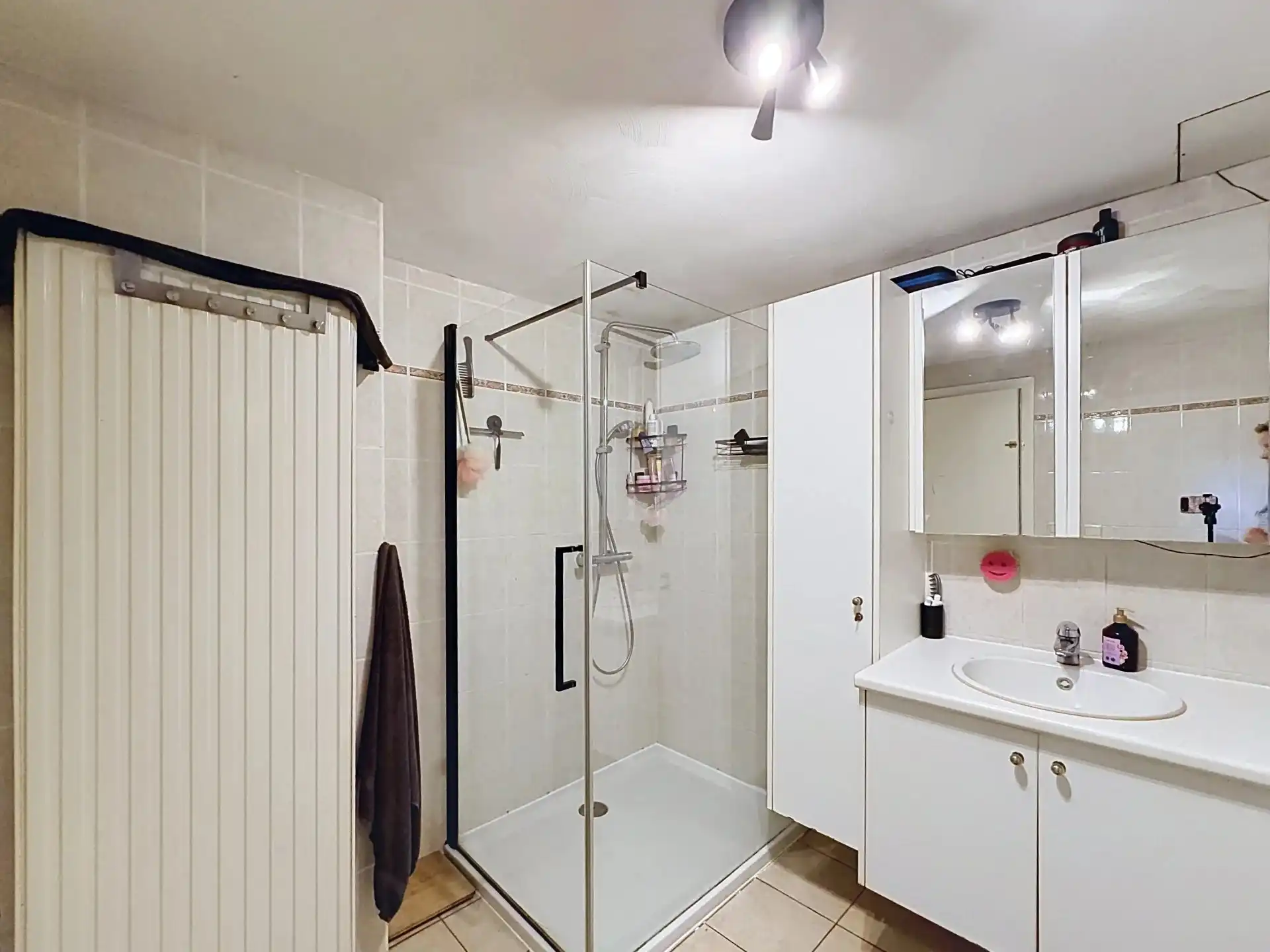 Ruime open bebouwing met 4 slaapkamers, garage en grote tuin. foto 14