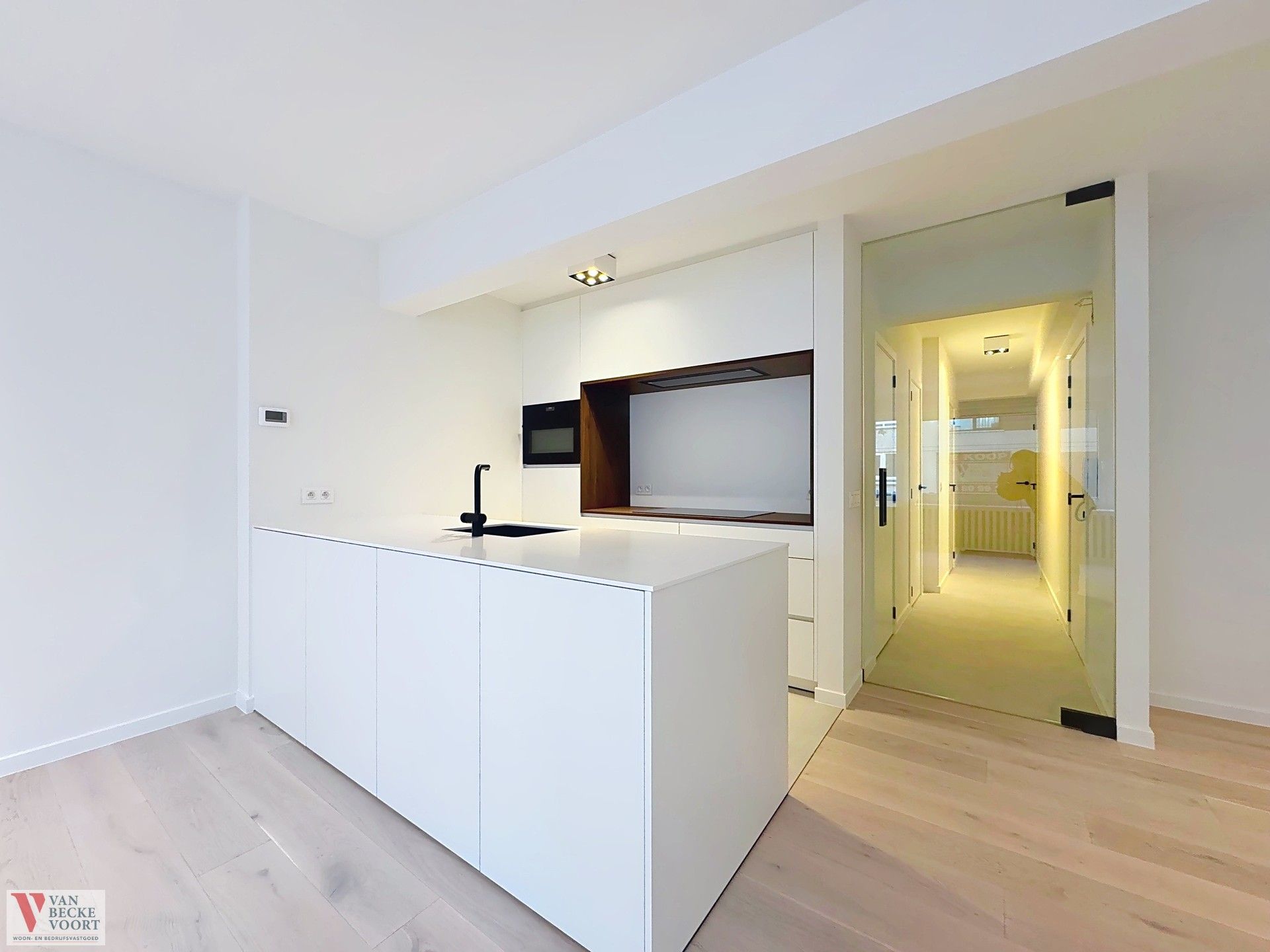 Stijlvol gerenoveerd appartement met 2 slaapkamers en terras foto 23