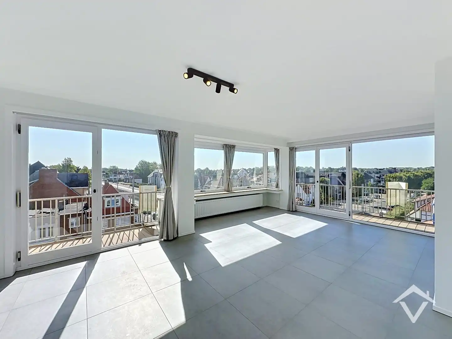 VOLLEDIG VERNIEUWD APPARTEMENT MET AUTOSTAANPLAATS OP EEN TOPLOCATIE IN KOKSIJDE foto 5