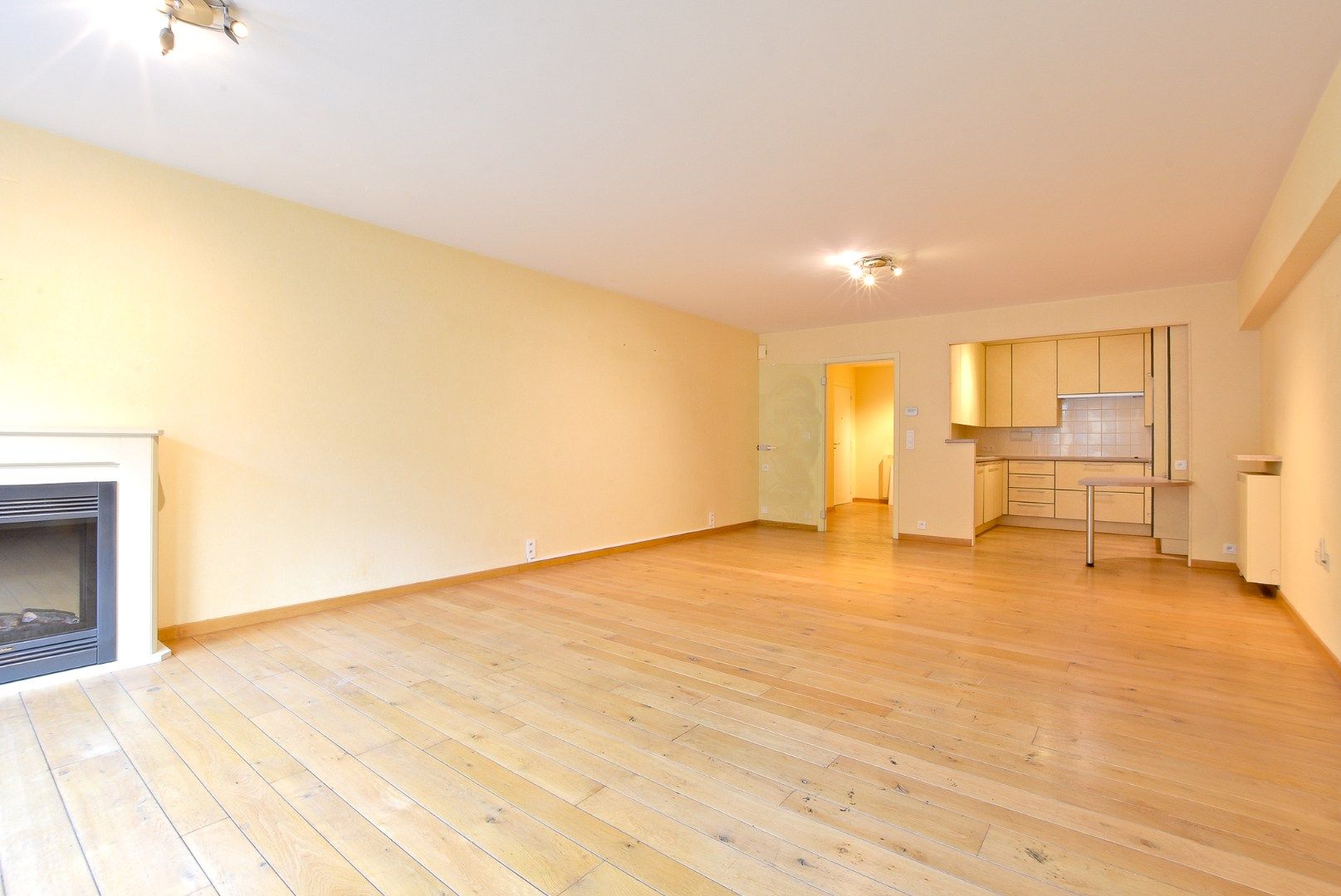 Prachtige 2/3-slaapkamer appartement (112m² + 12m²) in de winkelstraat van Nieuwpoort-stad. foto {{pictureIndex}}