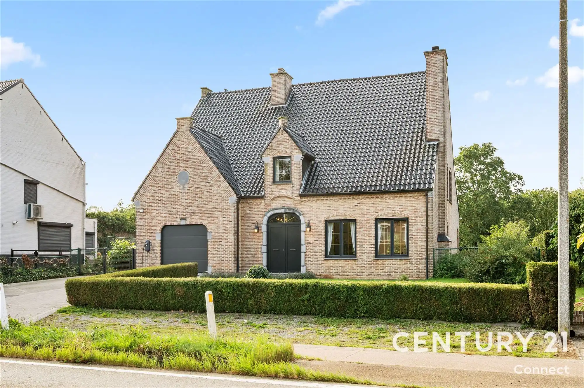 Ruime open bebouwing met zuid gerichte tuin. foto 2
