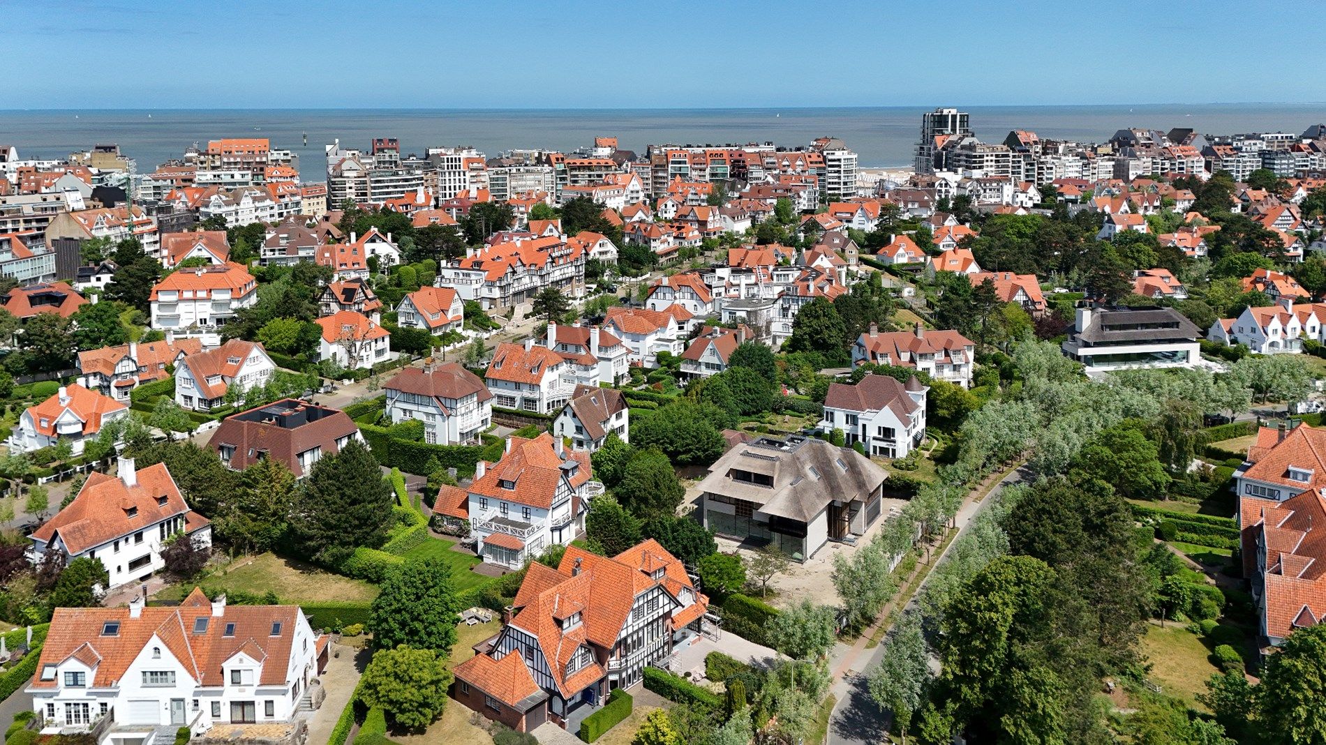 Charmante koppelvilla gelegen op 250 meter van het strand en vlakbij de Kustlaan en het Albertplein te Knokke-Zoute. foto 2