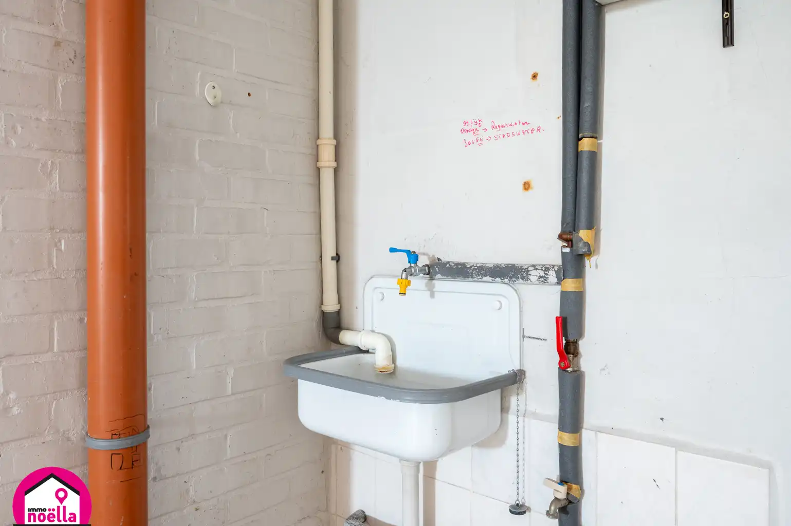 Te koop: te renoveren rijwoning op toplocatie foto 18