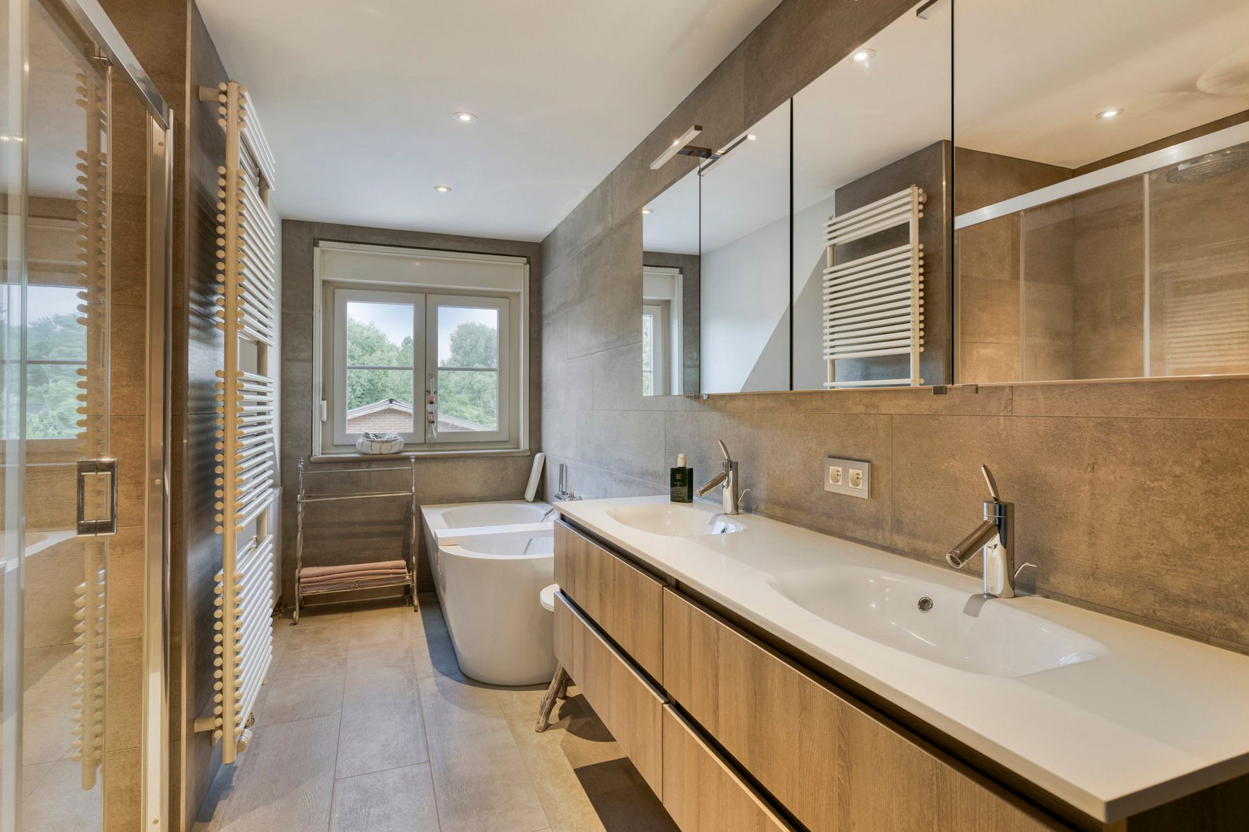 Woning met loods en vrachtwagenparking op toplocatie foto 14