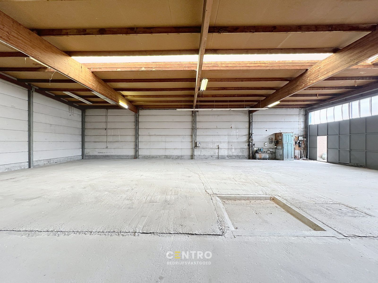 Goed gelegen MAGAZIJN (± 300m2) met parking TE HUUR nabij centrum Roeselare. foto 8