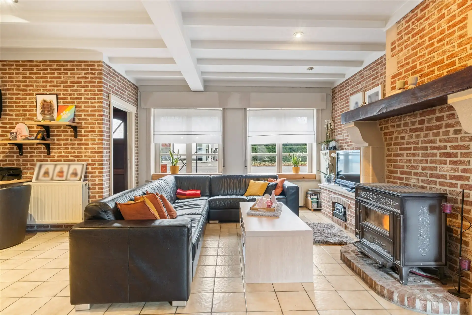 Zeer ruime halfopen bebouwing met 4 slaapkamers, oprit en garage, vlakbij centrum te Zele. foto 6