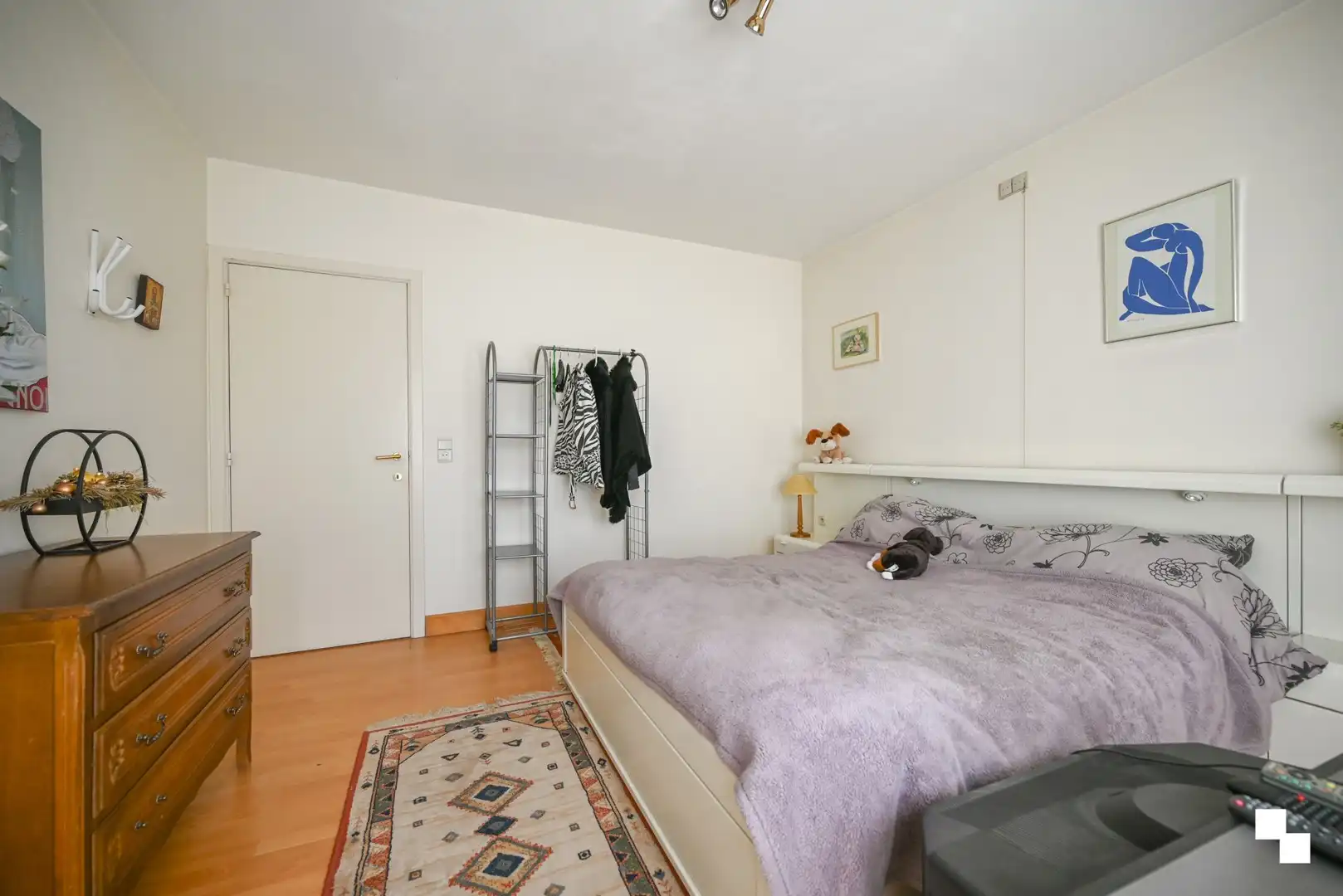 Ruime gezinswoning met vier slaapkamers, garages en extra naastliggend perceel foto 19
