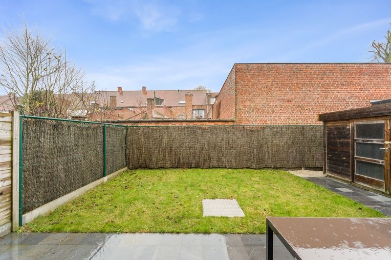 Roeselare-Centrum – UNIEK woonconcept gelijkvloers appartement met tuin, terras & garage in hippe wijk OVERSTATIE foto 3