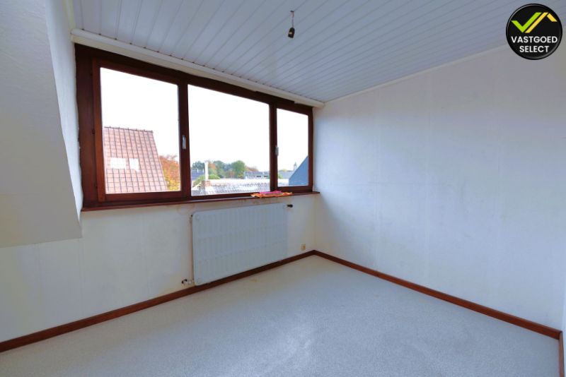 Te koop: Te renoveren kangeroewonen met 4 slaapkamers, badkamer en garage in het centrum van Maldegem – 376 m² perceel foto 9