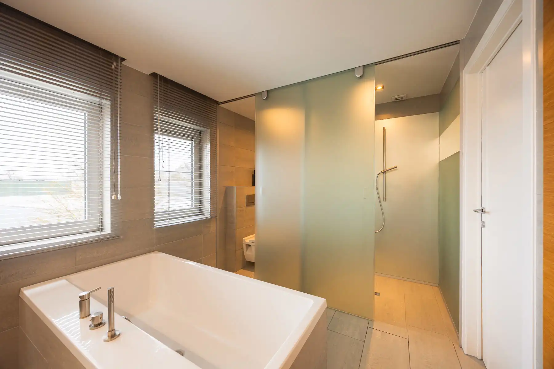 Ruime woning op centrale ligging met topafwerking foto 18