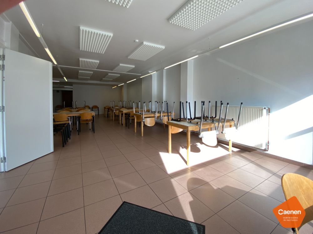 Zeer ruim, lichtrijk handelspand te koop op commerciële locatie! foto 2