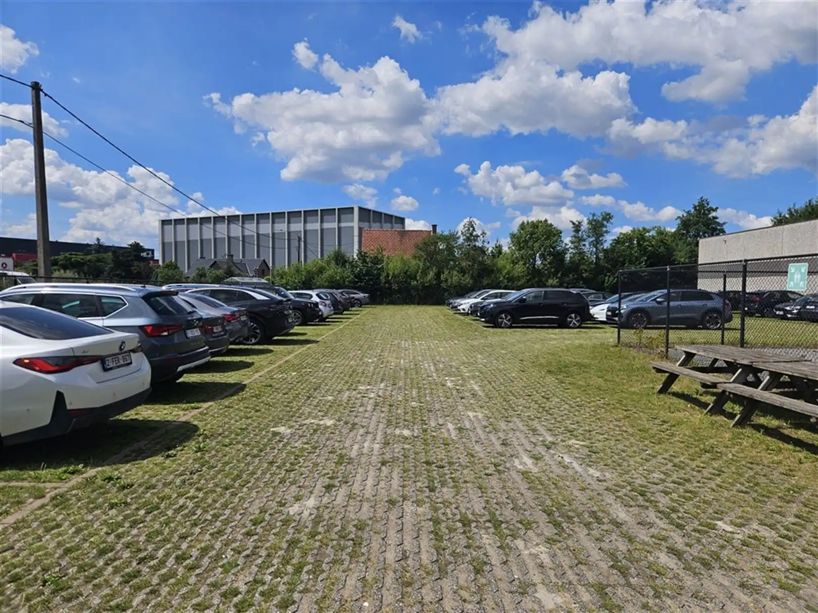 Bedrijfsgebouw met ruime parking te Waregem foto 7