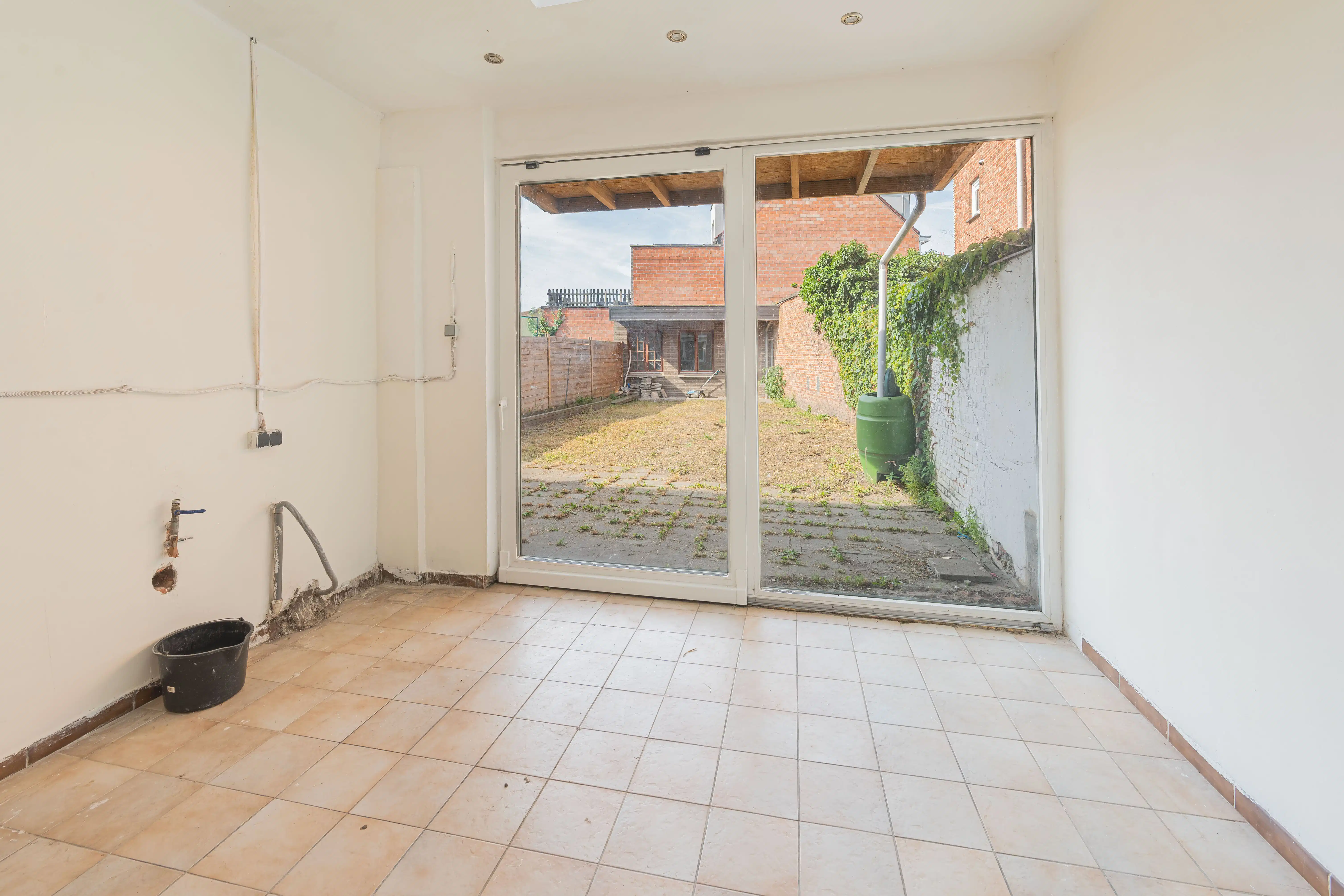 Ruime te renoveren gezinswoning met garage. foto 5
