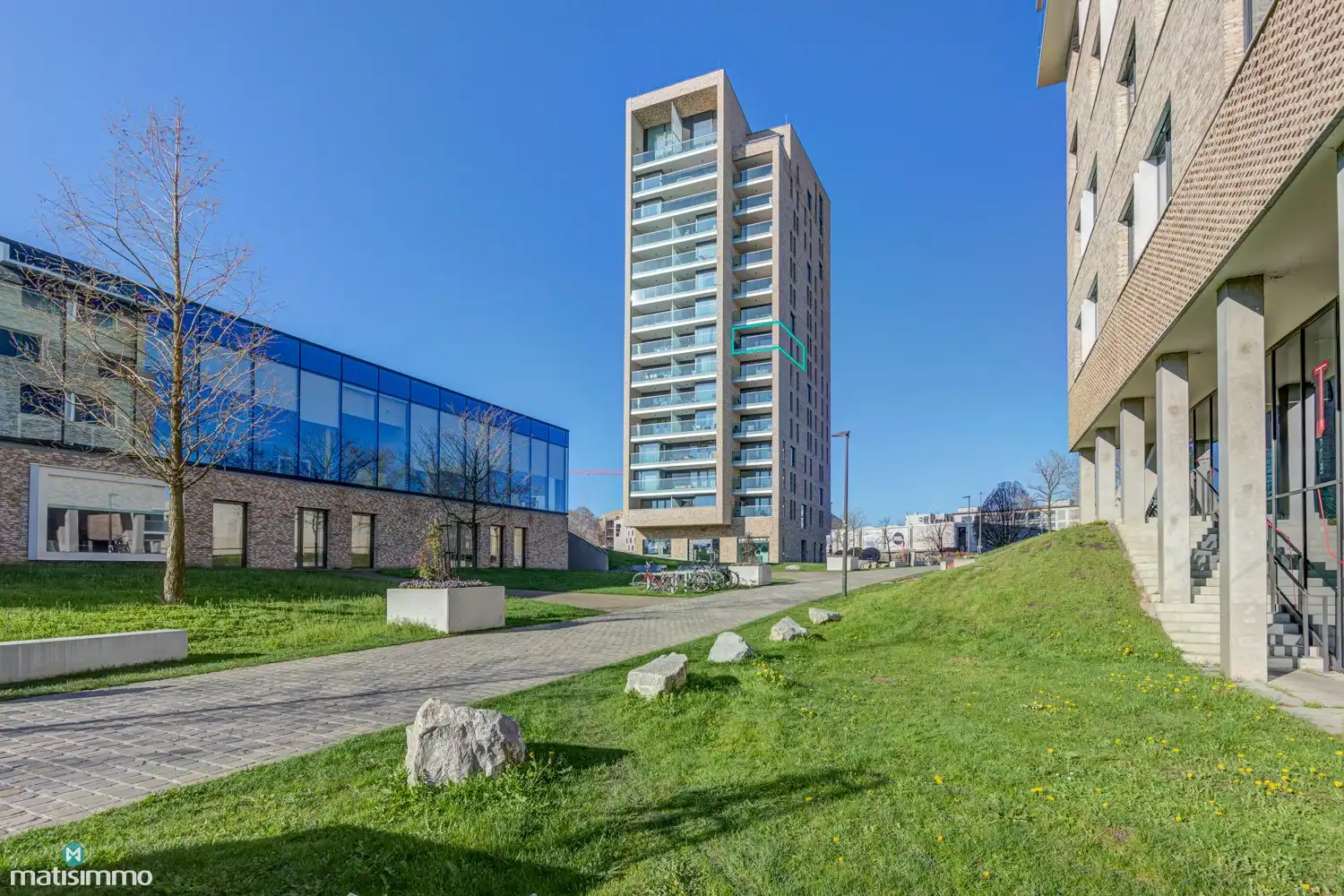 MODERN AFGEWERKT APPARTEMENT MET OVERDEKT TERRAS, KELDERBERGING EN RUIME AUTOSTAANPLAATS NABIJ HASSELT CENTRUM foto 2