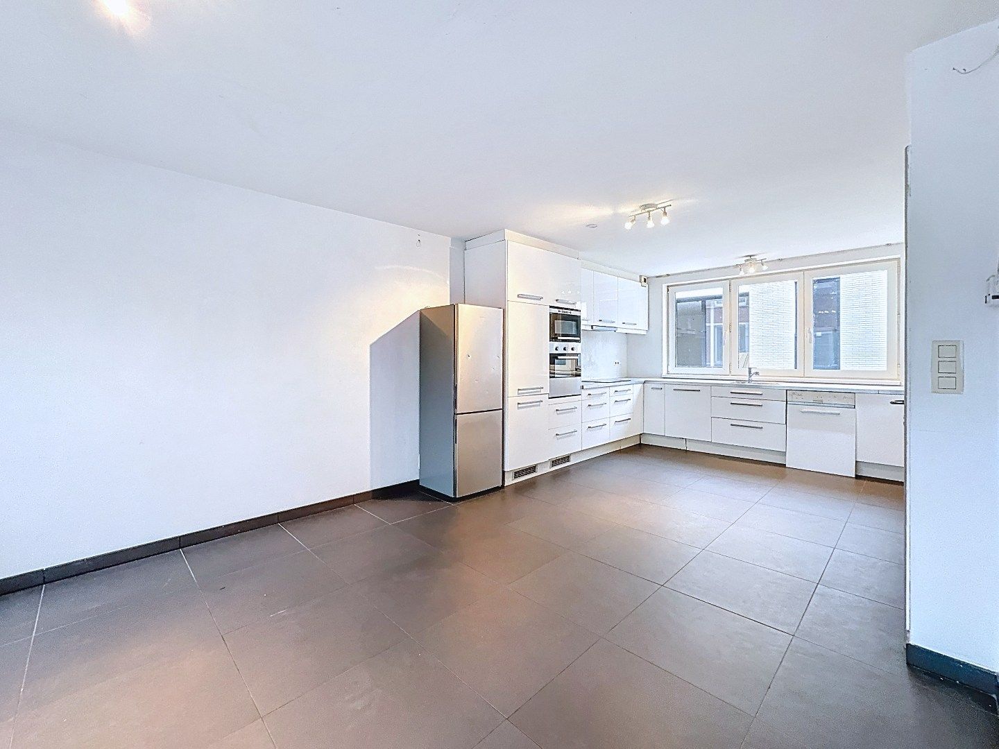 Appartement met 2 slaapkamers, ruim terras en garage te Koekelare  foto 4