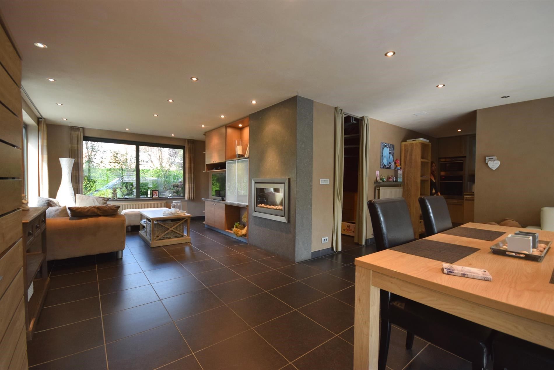 WONING MET ZONNIGE STADSTUIN foto 2