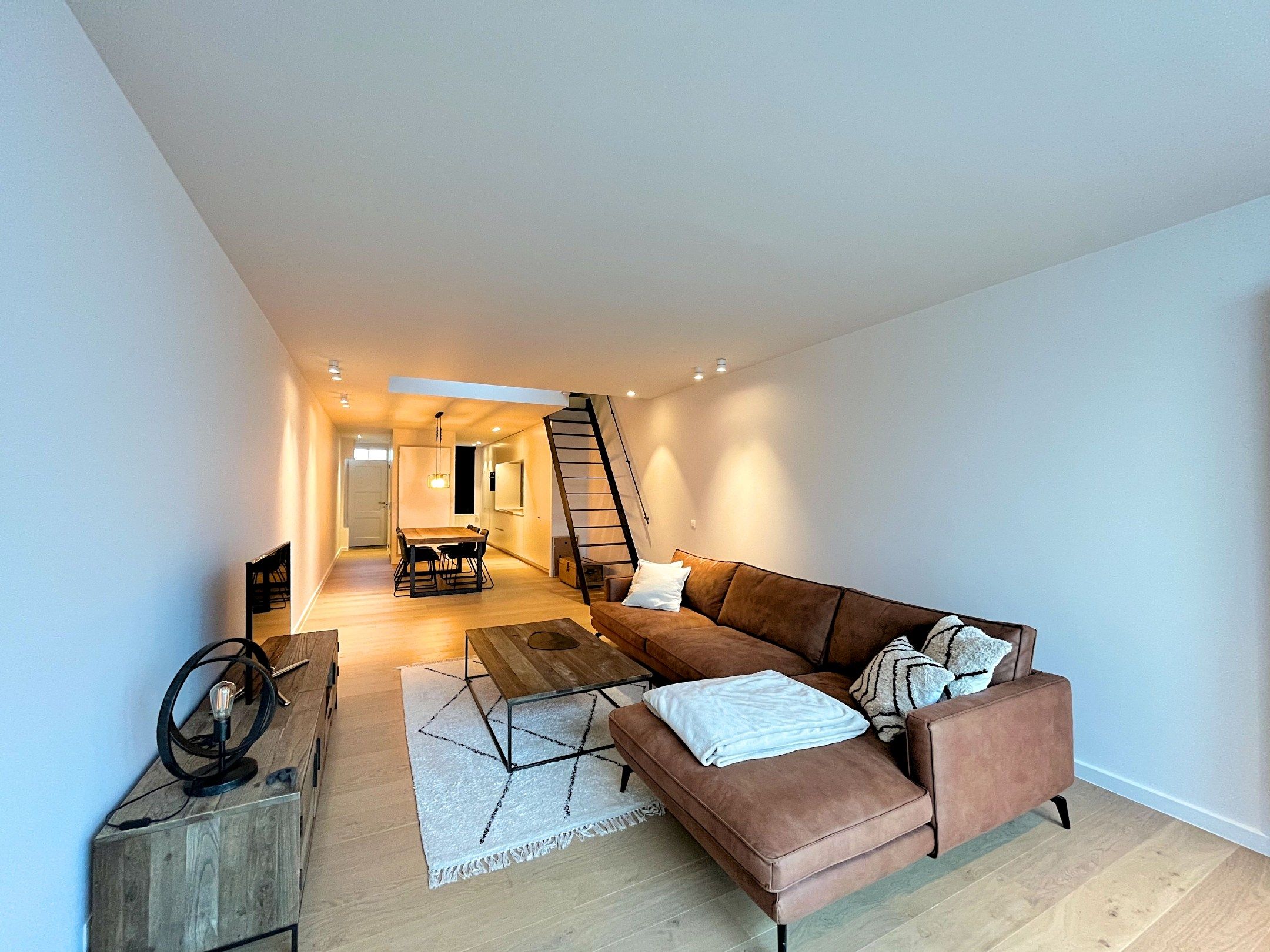 Volledig instapklaar huis met mooie tuin te Damme foto {{pictureIndex}}
