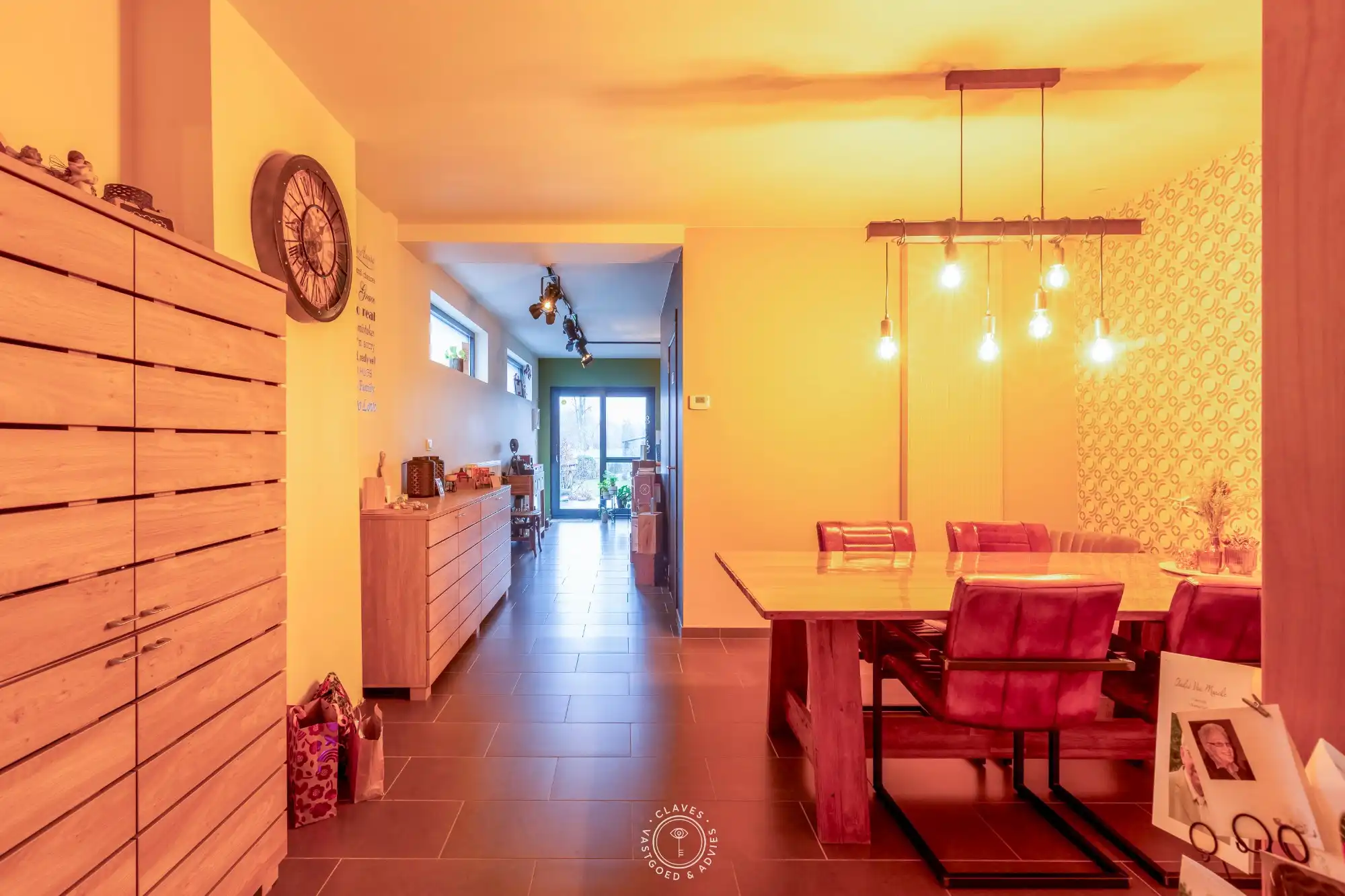 Charmante halfopen bebouwing met open zicht op achterliggende velden foto 7