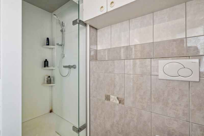 Hooglede- Opbrengsteigendom van 3 verhuurde sterk gebouwde woningen met 3 slaapkamers in het centrum van Hooglede gelgen. Deels al vernieuwd. Potentieel met tuinen en parking. foto 25