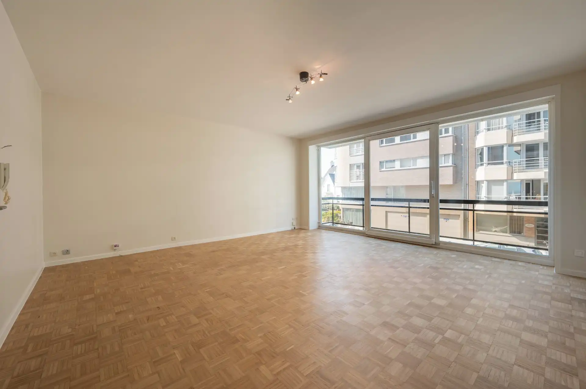 Ongemeubeld: appartement met 2 slaapkamers in een zijstraat van de Zeedijk! foto {{pictureIndex}}