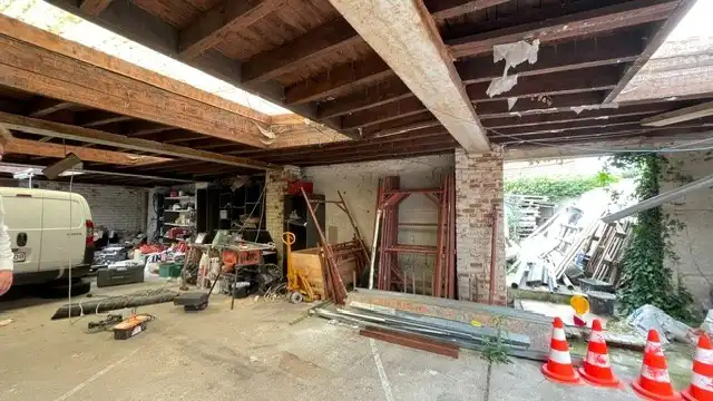 Te renoveren woning met magazijn en inrijpoort foto 11