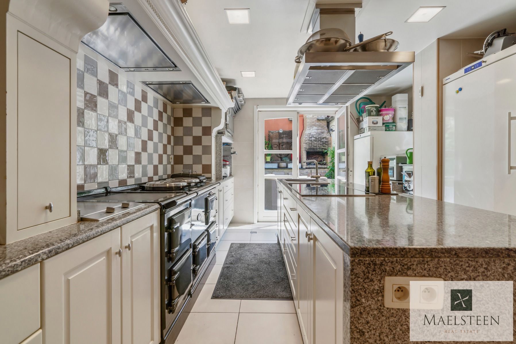 Verrassend ruime woning, centraal gelegen in hartje Brugge foto 12