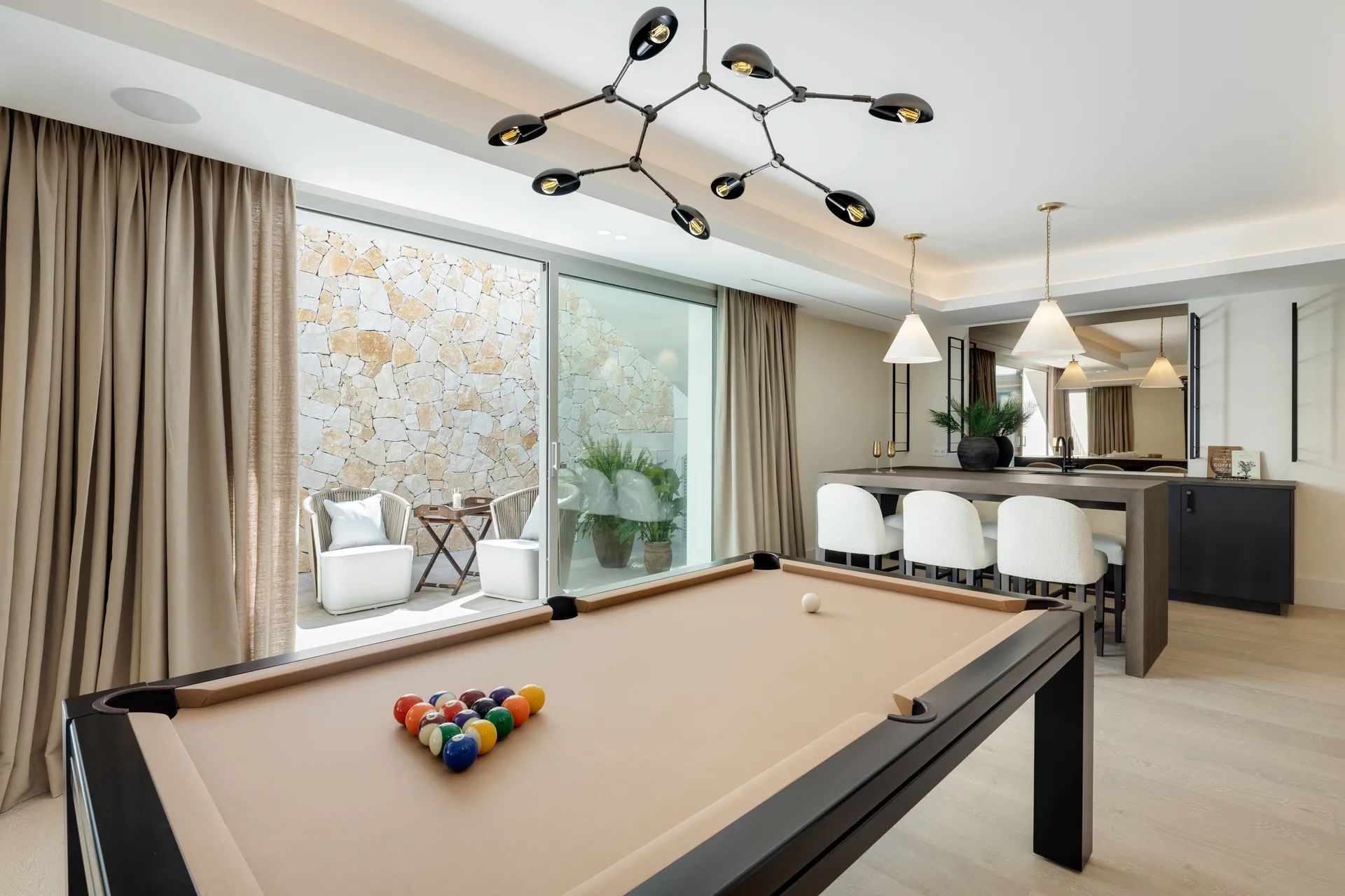 Iconische villa in Marbella’s toplocatie – instapklaar meesterwerk met tennisbaan, spa en cinema foto 18
