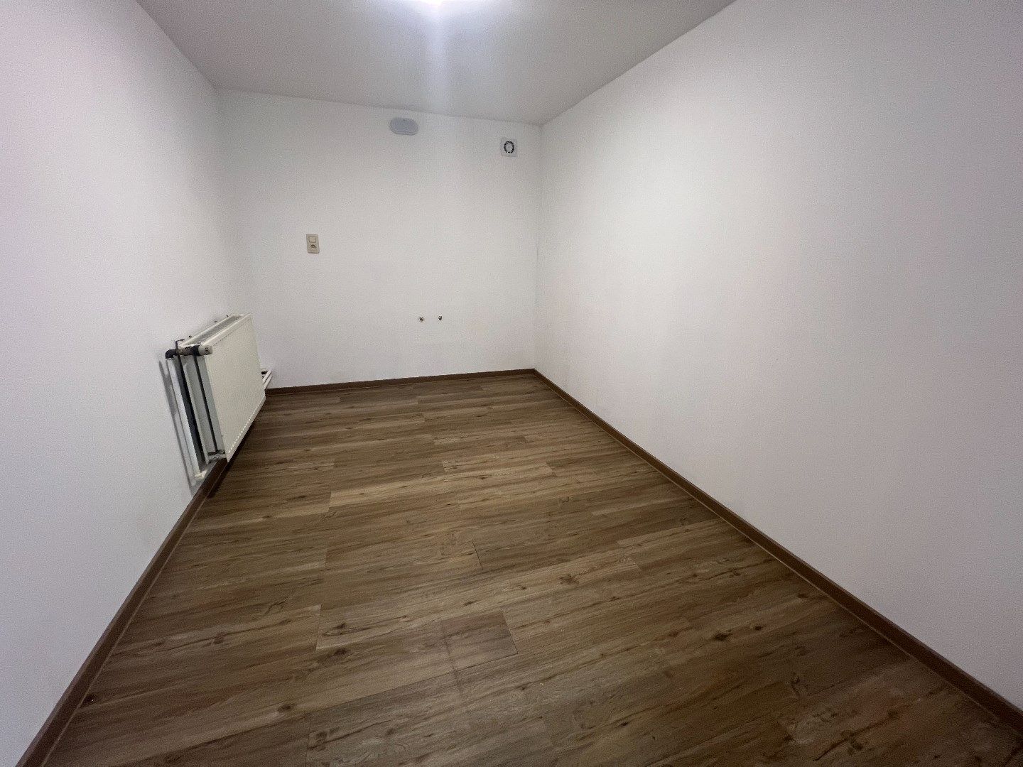 Opgefriste, ruime woning met 4 slpks, garage, carport, terras en tuin foto 12