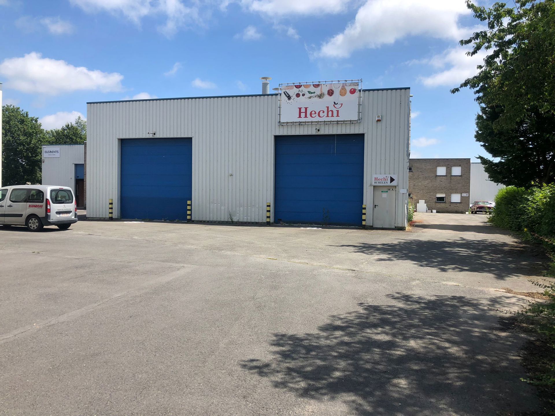 Magazijn met kantoor te Lint foto {{pictureIndex}}