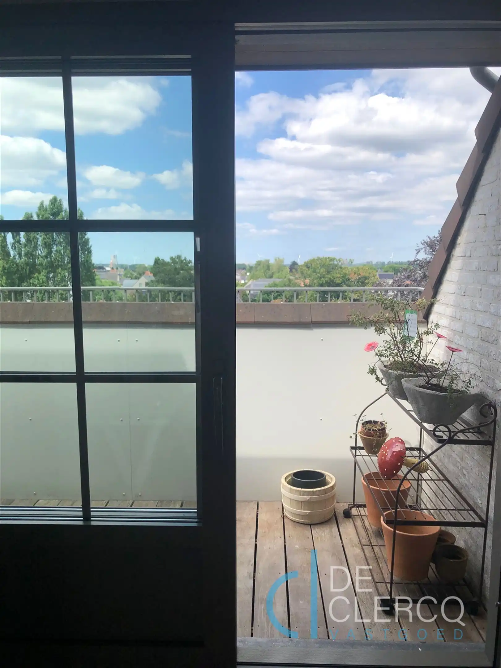 Lichtrijk dakappartement met terras en garage! foto 7