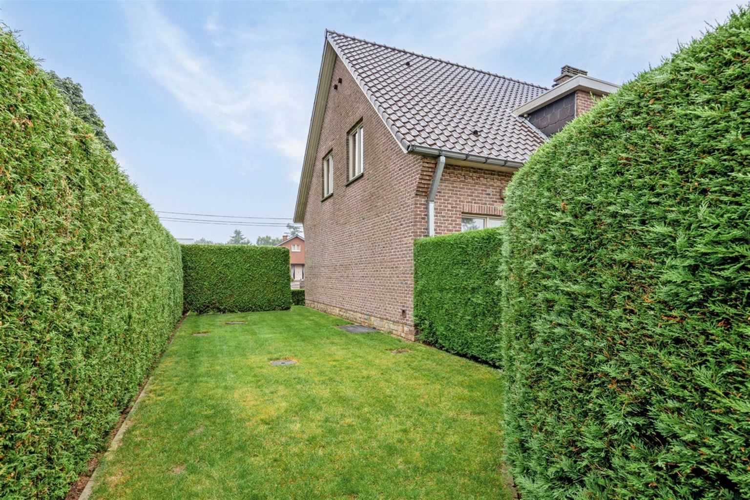 Vrijstaande villa op een uitzonderlijk perceel van 34a86ca met 4 slaapkamers, garage, riante tuin en ruime opslagplaats, gelegen nabij het centrum van Maaseik. foto 43